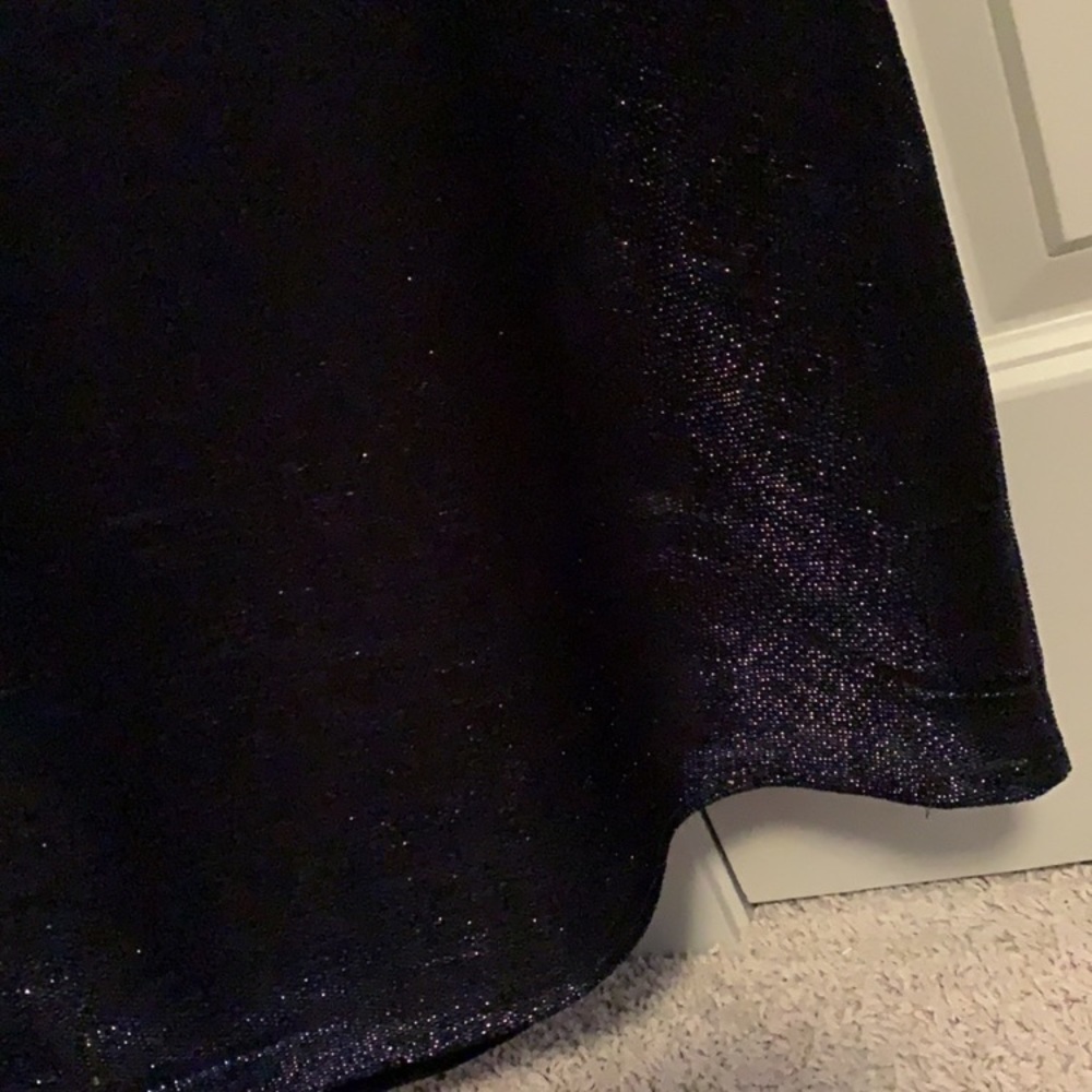 Navy blue tank top blouse R.W.&Co. Material thread has a beautiful shimmer - Picture 3 of 3